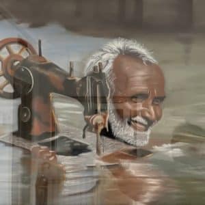 Hombre salvando su maquina de coser de una riada